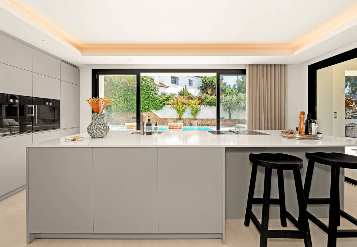 Golf-Luxus in erster Reihe: Moderne andalusische Villa mit Panoramablick in Los Naranjos