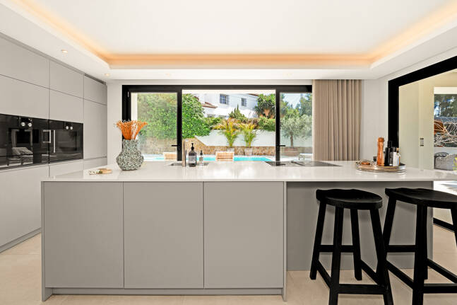 Golf-Luxus in erster Reihe: Moderne andalusische Villa mit Panoramablick in Los Naranjos