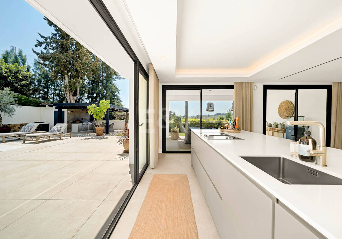 Frontline Golf Luxury: Modern Andalusian Villa with Panoramic Views in Los Naranjos Golf, Nueva Andalucia