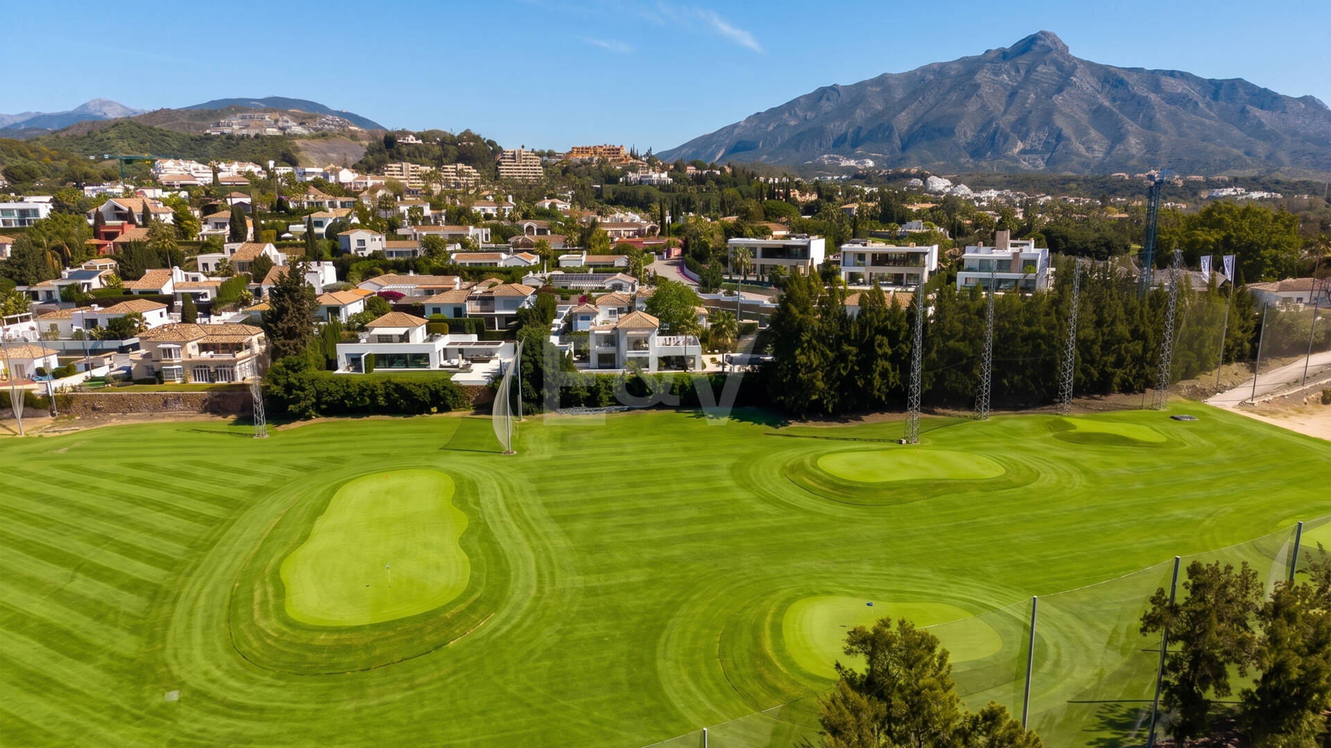 Frontline Golf Luxury: nowoczesna willa Andaluzjańska z panoramicznymi widokami w Los Naranjos