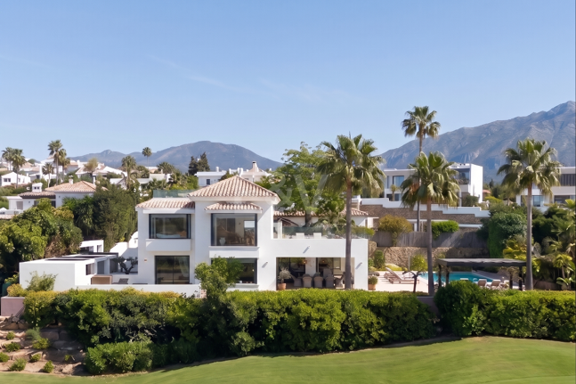 Frontline Golf Luxury: nowoczesna willa Andaluzjańska z panoramicznymi widokami w Los Naranjos