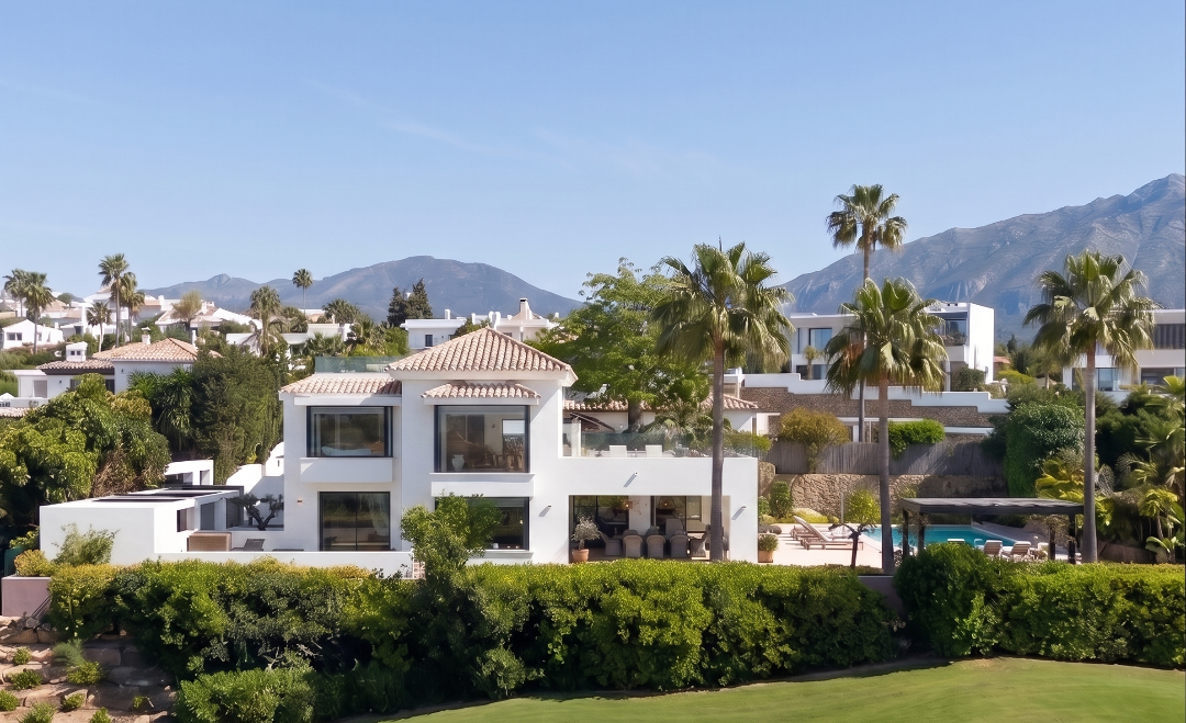 Frontline Golf Luxury: nowoczesna willa Andaluzjańska z panoramicznymi widokami w Los Naranjos