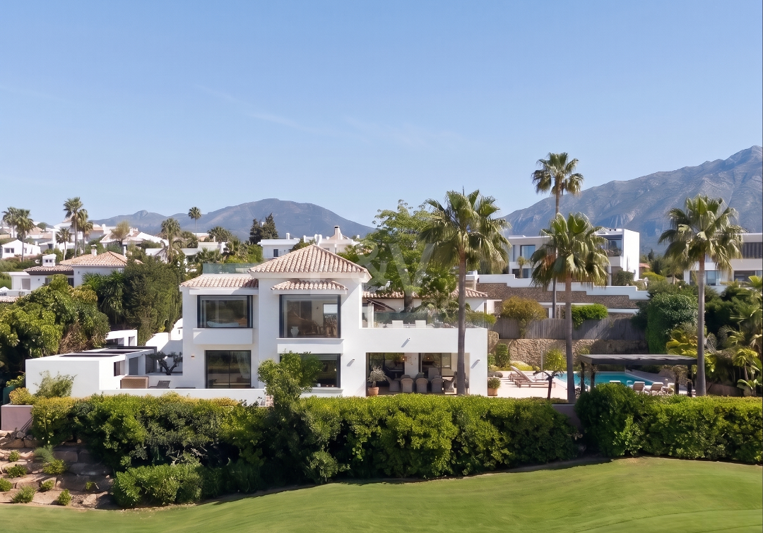 Frontline Golf Luxury: Modern Andalusian Villa with Panoramic Views in Los Naranjos Golf, Nueva Andalucia