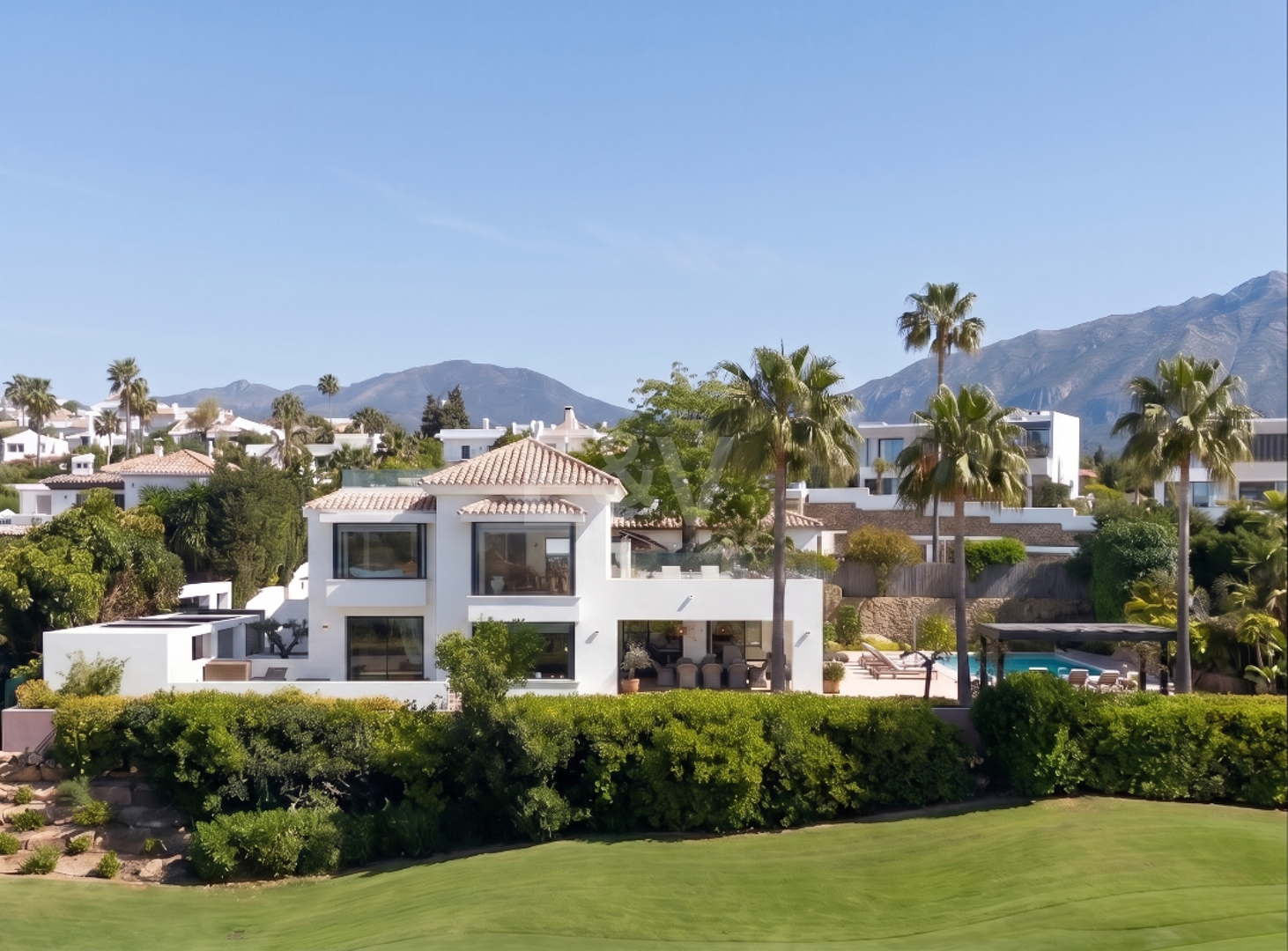 Frontline Golf Luxury: nowoczesna willa Andaluzjańska z panoramicznymi widokami w Los Naranjos