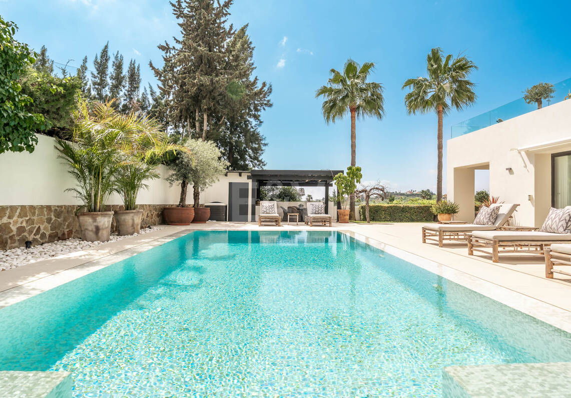 Frontline Golf Luxury: Modern Andalusian Villa with Panoramic Views in Los Naranjos Golf, Nueva Andalucia