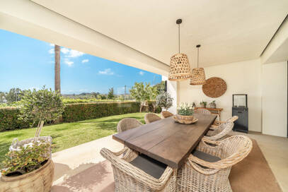 Golf-Luxus in erster Reihe: Moderne andalusische Villa mit Panoramablick in Los Naranjos