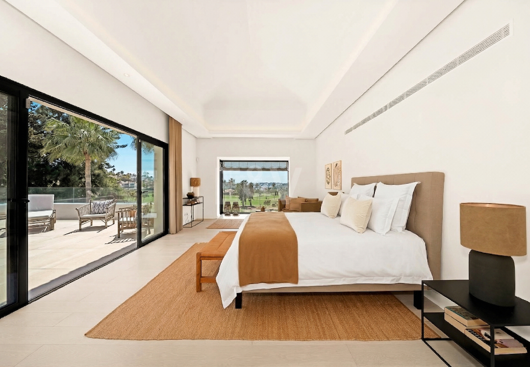 Golf-Luxus in erster Reihe: Moderne andalusische Villa mit Panoramablick in Los Naranjos