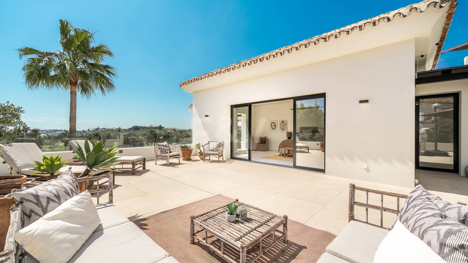 Golf-Luxus in erster Reihe: Moderne andalusische Villa mit Panoramablick in Los Naranjos