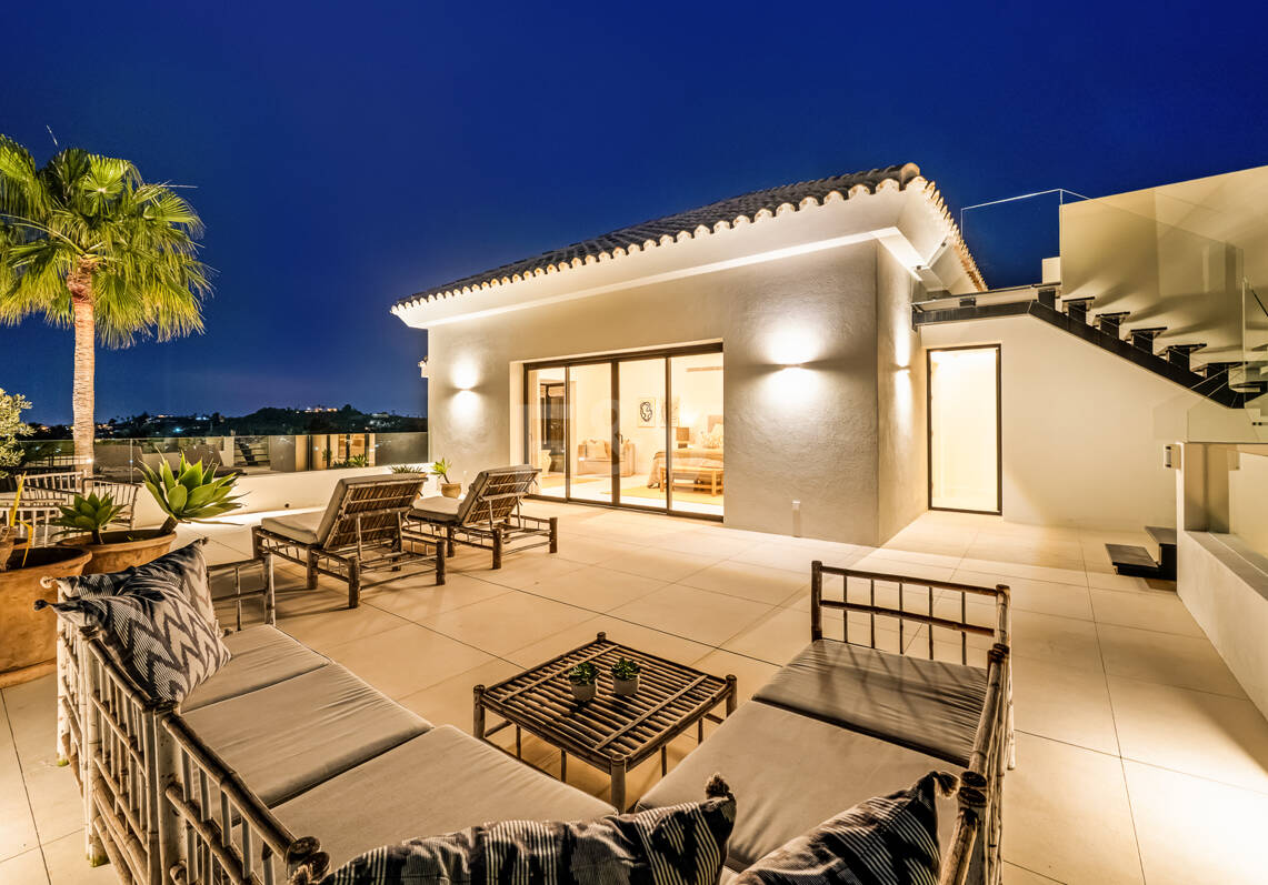 Frontline Golf Luxury: Modern Andalusian Villa with Panoramic Views in Los Naranjos Golf, Nueva Andalucia
