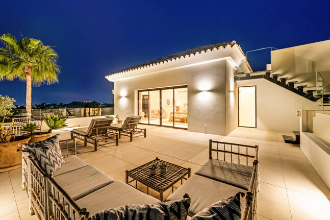 Golf-Luxus in erster Reihe: Moderne andalusische Villa mit Panoramablick in Los Naranjos