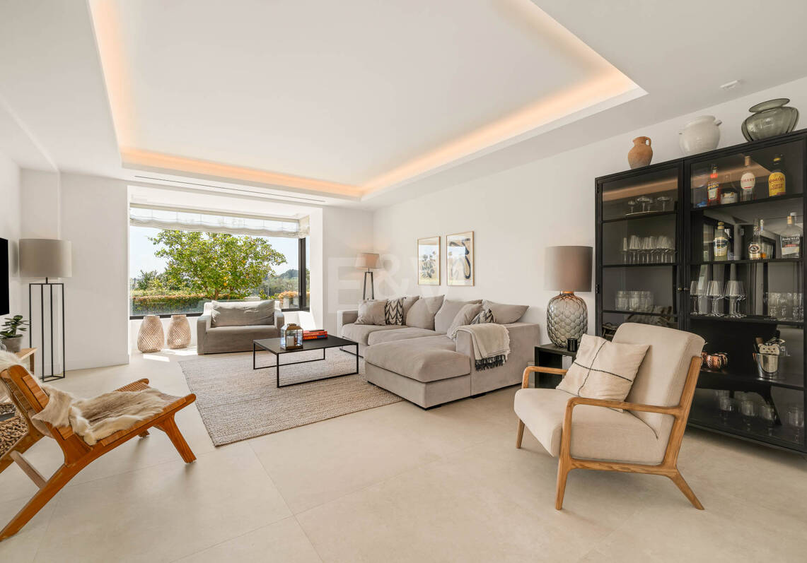 Frontline Golf Luxury: Modern Andalusian Villa with Panoramic Views in Los Naranjos Golf, Nueva Andalucia