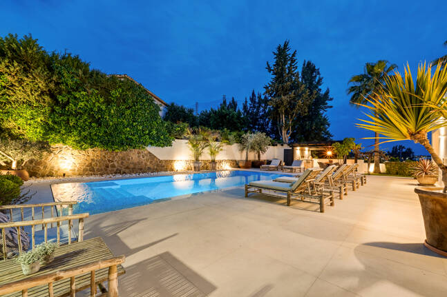 Golf-Luxus in erster Reihe: Moderne andalusische Villa mit Panoramablick in Los Naranjos