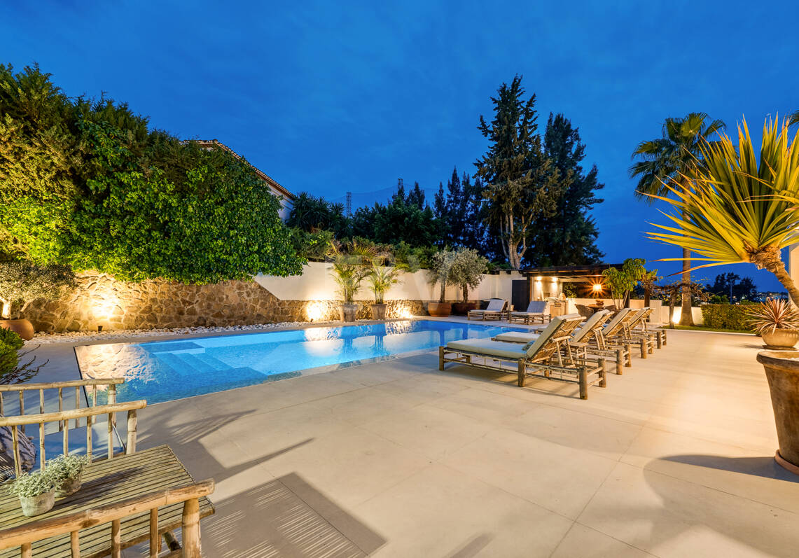 Frontline Golf Luxury: Modern Andalusian Villa with Panoramic Views in Los Naranjos Golf, Nueva Andalucia