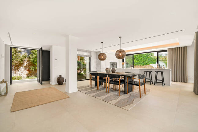 Golf-Luxus in erster Reihe: Moderne andalusische Villa mit Panoramablick in Los Naranjos