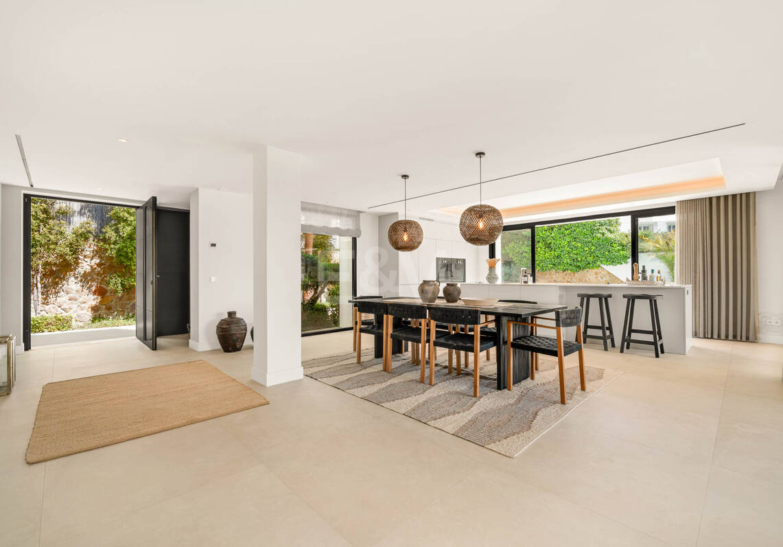 Frontline Golf Luxury: Modern Andalusian Villa with Panoramic Views in Los Naranjos Golf, Nueva Andalucia
