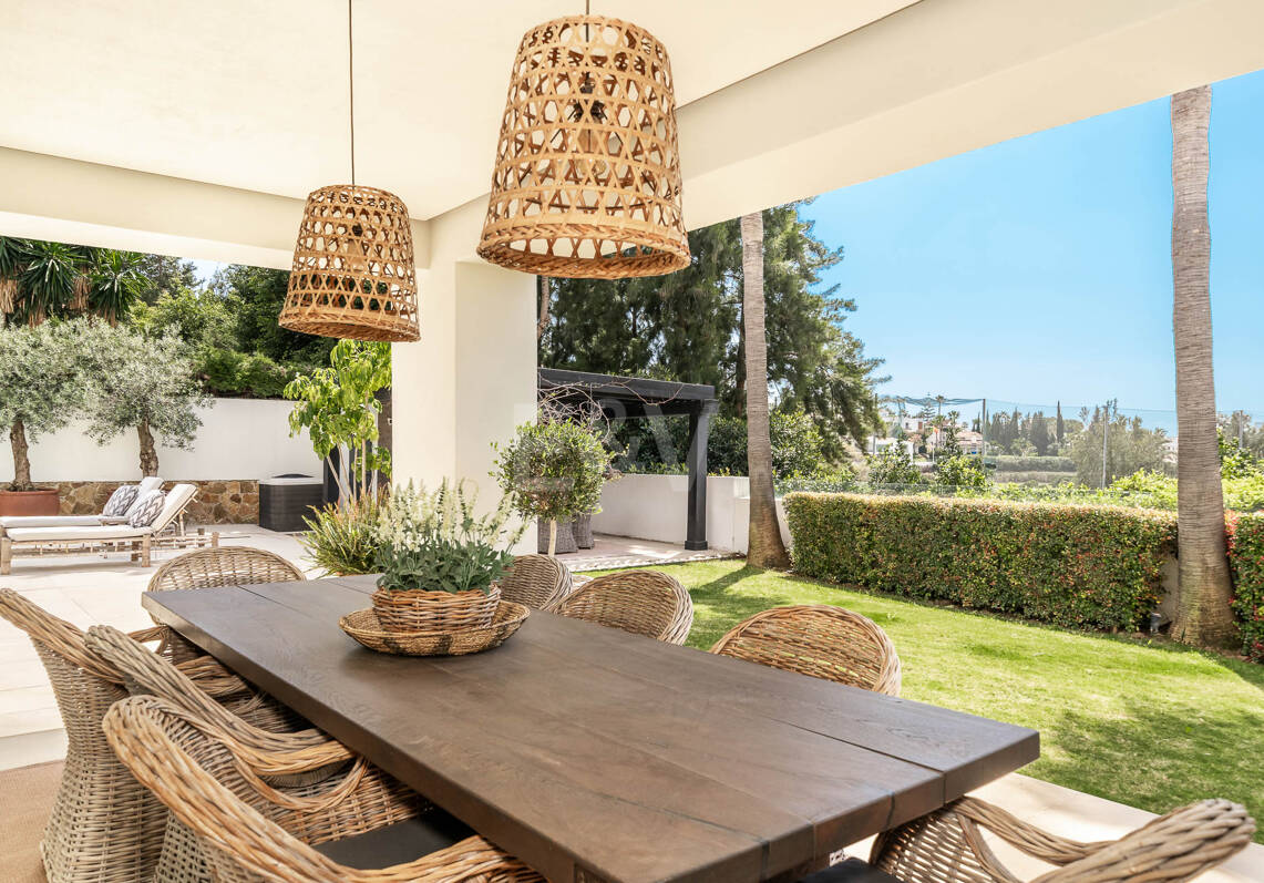 Frontline Golf Luxury: Modern Andalusian Villa with Panoramic Views in Los Naranjos Golf, Nueva Andalucia