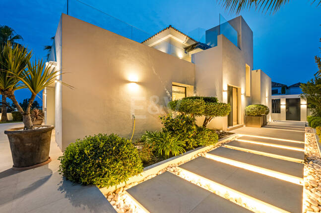 Golf-Luxus in erster Reihe: Moderne andalusische Villa mit Panoramablick in Los Naranjos