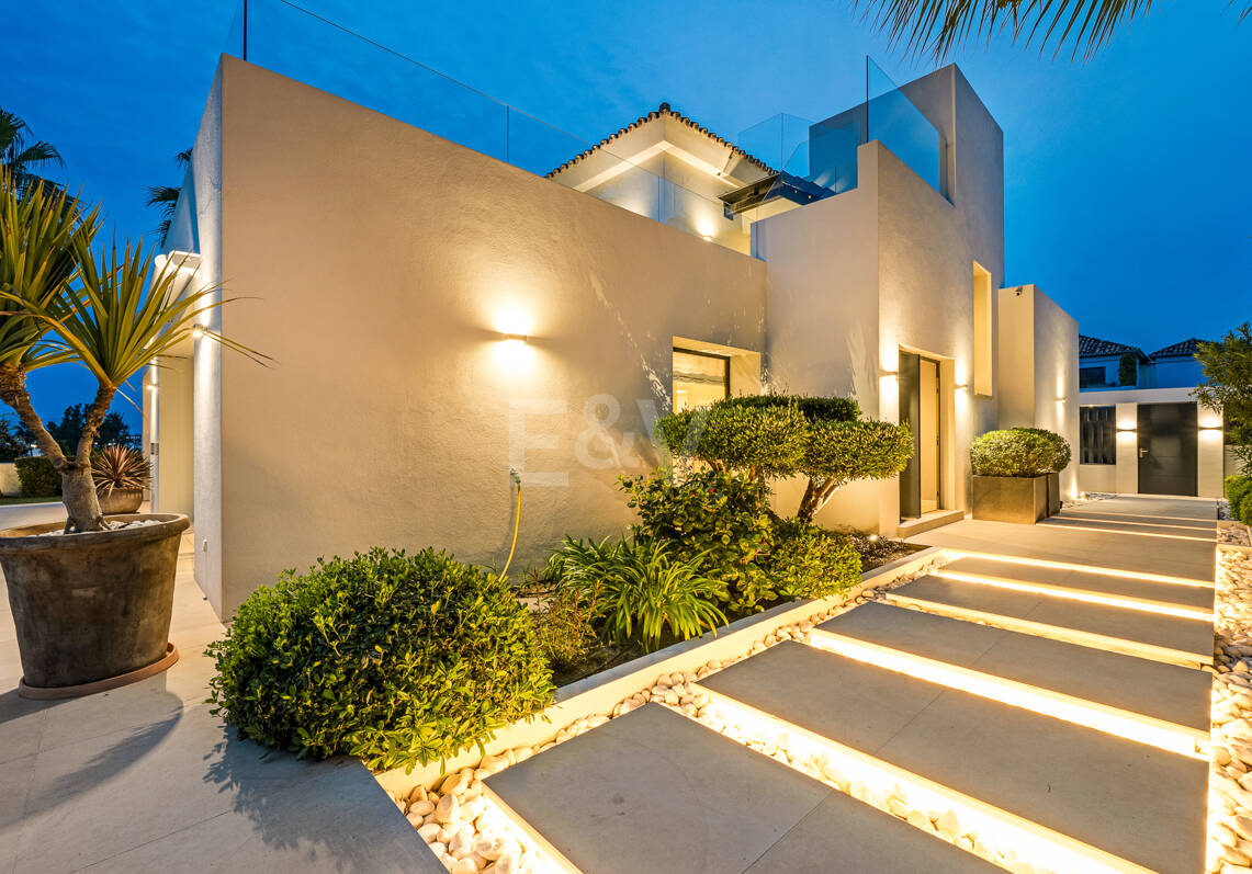 Frontline Golf Luxury: Modern Andalusian Villa with Panoramic Views in Los Naranjos Golf, Nueva Andalucia