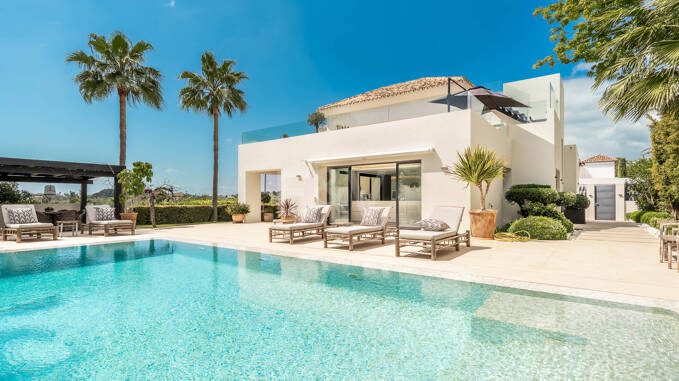 Frontline Golf Luxury: nowoczesna willa Andaluzjańska z panoramicznymi widokami w Los Naranjos Golf