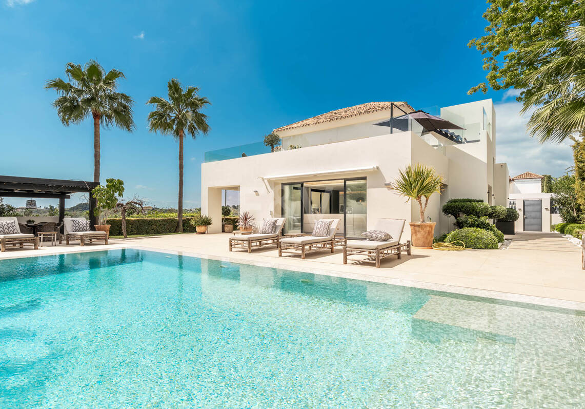 Frontline Golf Luxury: Modern Andalusian Villa with Panoramic Views in Los Naranjos Golf, Nueva Andalucia