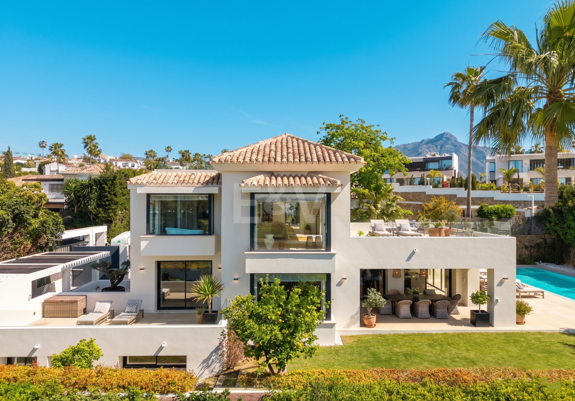 Frontline Golf Luxury: Modern Andalusian Villa with Panoramic Views in Los Naranjos Golf, Nueva Andalucia