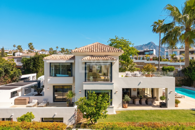 Golf-Luxus in erster Reihe: Moderne andalusische Villa mit Panoramablick in Los Naranjos