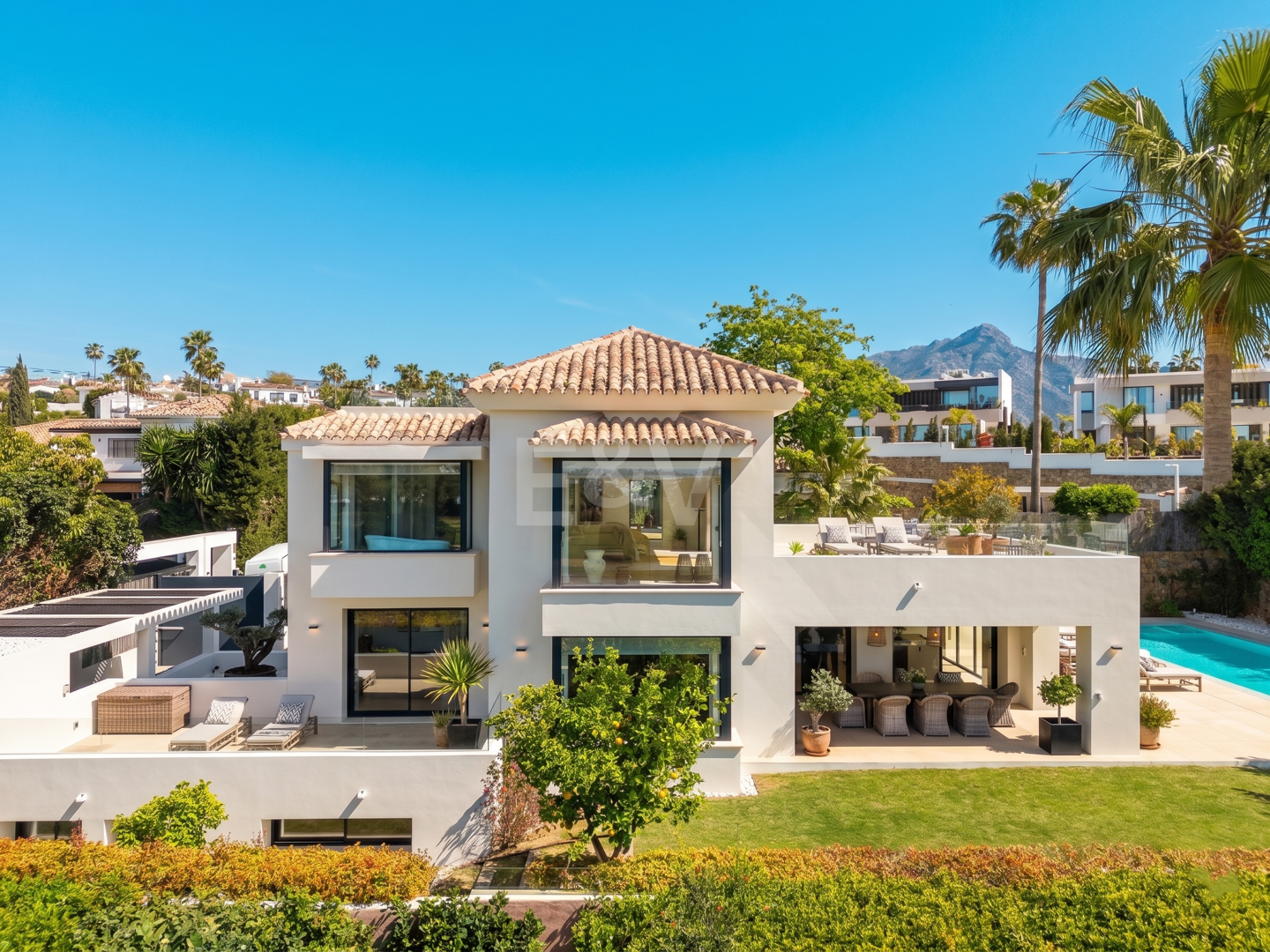 Golf-Luxus in erster Reihe: Moderne andalusische Villa mit Panoramablick in Los Naranjos
