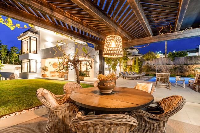 Golf-Luxus in erster Reihe: Moderne andalusische Villa mit Panoramablick in Los Naranjos