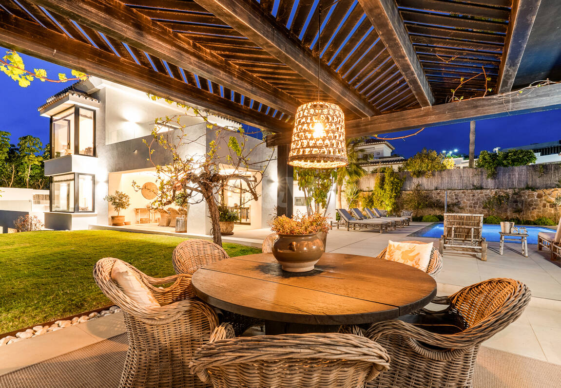 Golf-Luxus in erster Reihe: Moderne andalusische Villa mit Panoramablick in Los Naranjos