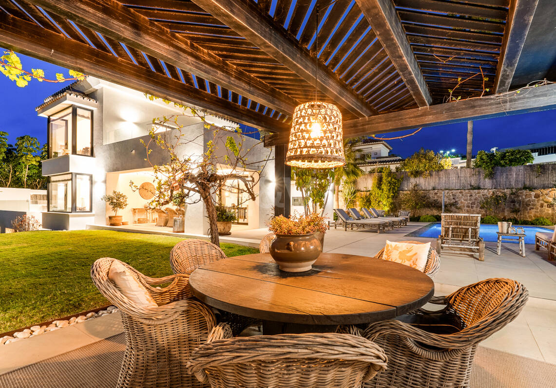Frontline Golf Luxury: Modern Andalusian Villa with Panoramic Views in Los Naranjos Golf, Nueva Andalucia