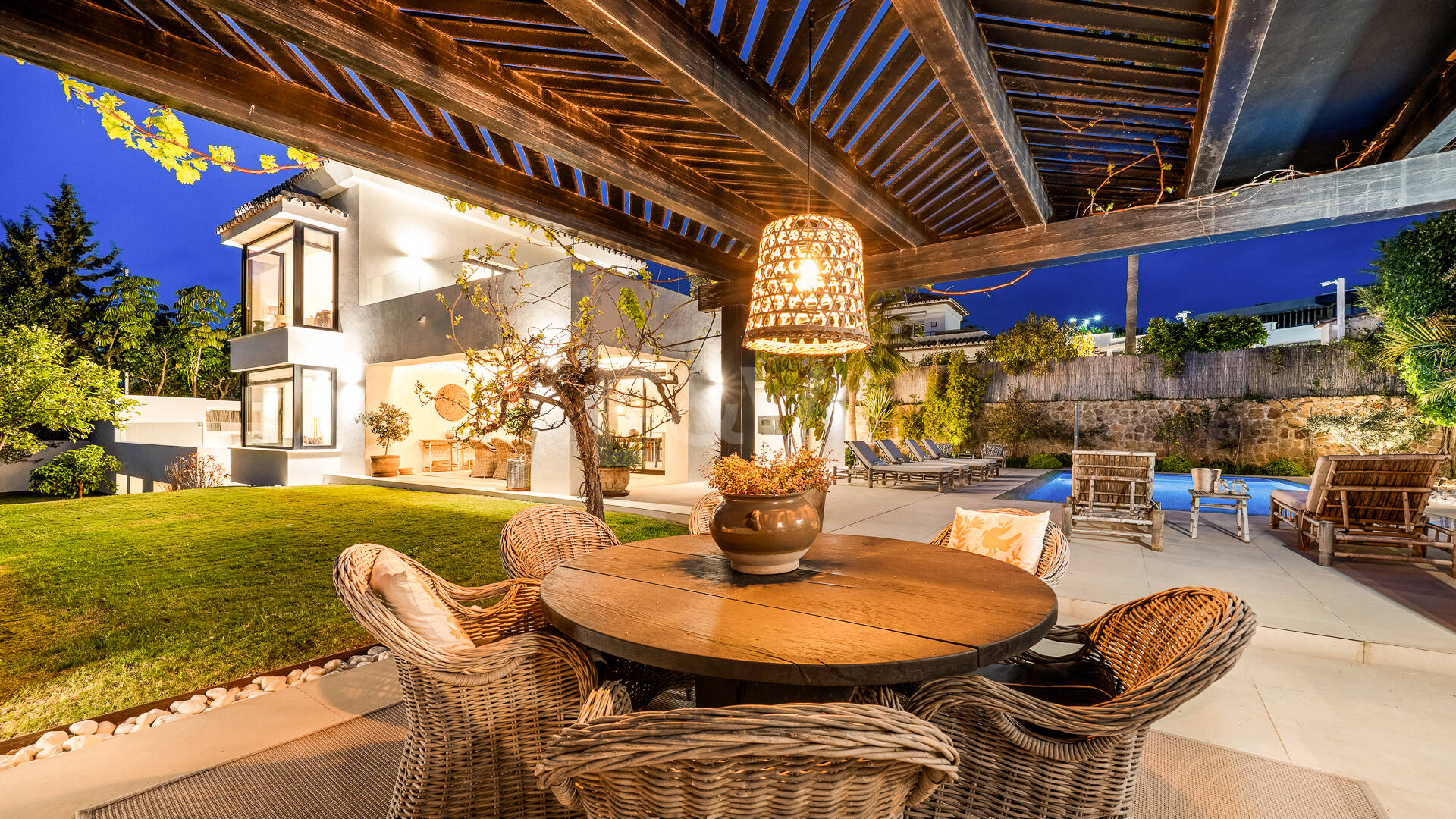 Golf-Luxus in erster Reihe: Moderne andalusische Villa mit Panoramablick in Los Naranjos