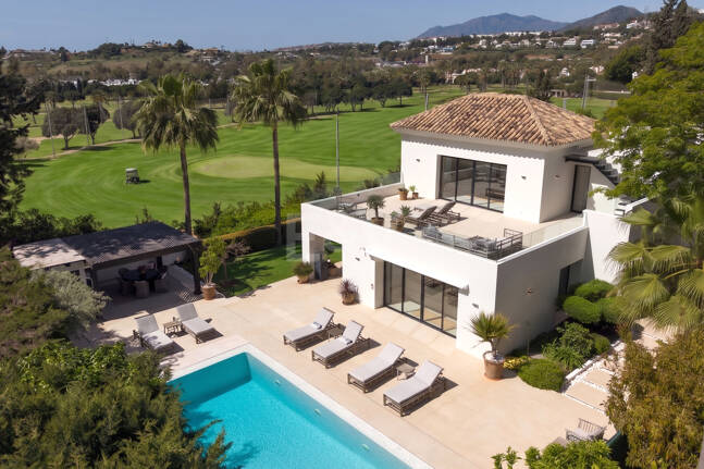 Frontline Golf Luxury: nowoczesna willa Andaluzjańska z panoramicznymi widokami w Los Naranjos