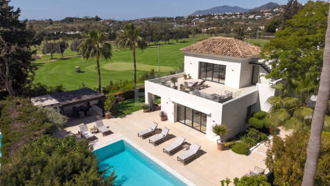 Lujo en golf en primera línea: villa andaluza moderna con vistas panorámicas en Los Naranjos