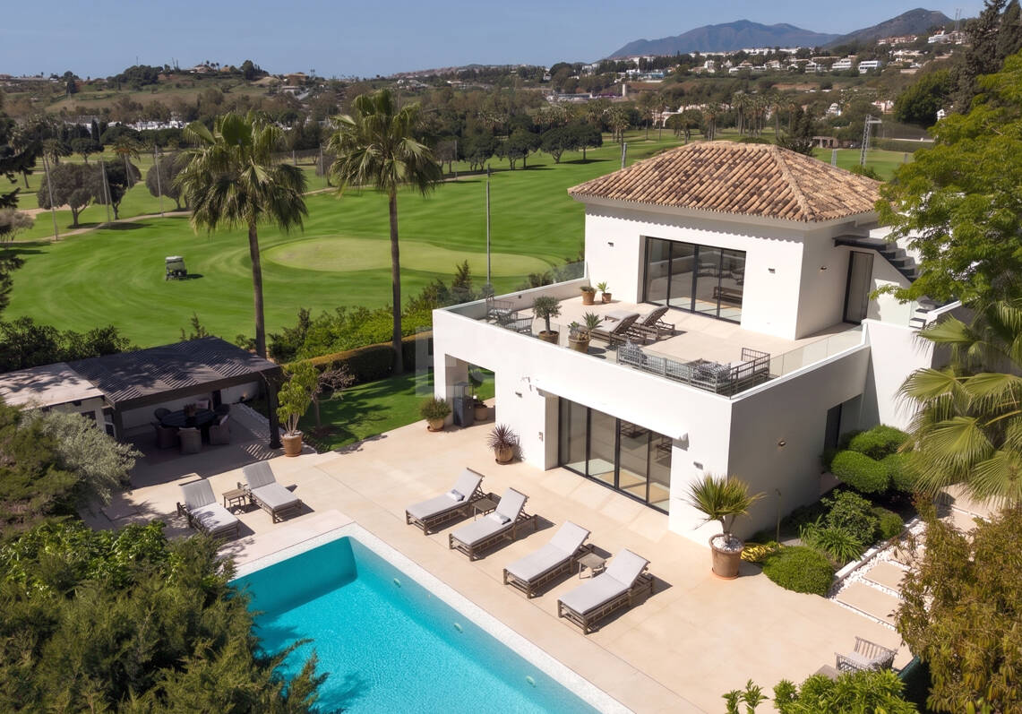 Frontline Golf Luxury: Modern Andalusian Villa with Panoramic Views in Los Naranjos Golf, Nueva Andalucia