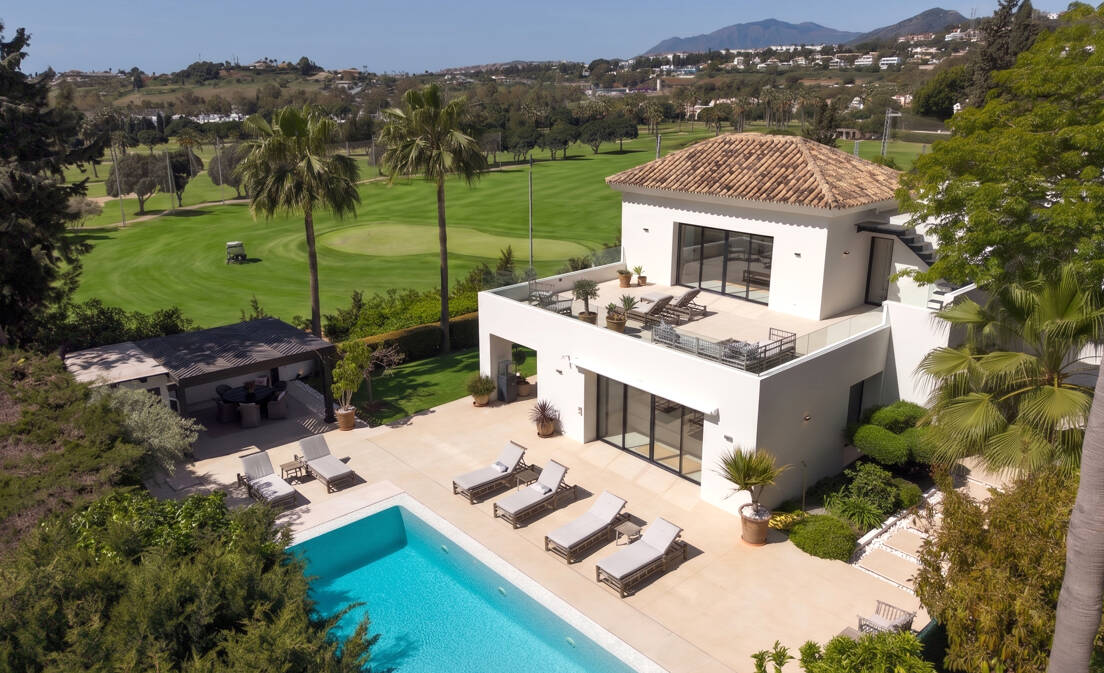 Luxury Frontline Golf: Villa andalouse moderne avec vues panoramiques à Los Naranjos