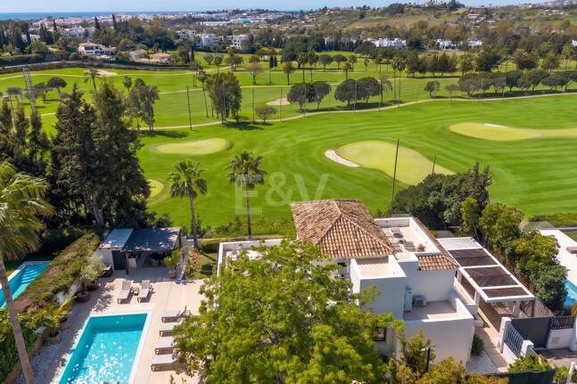 Frontline Golf Luxury: nowoczesna willa Andaluzjańska z panoramicznymi widokami w Los Naranjos