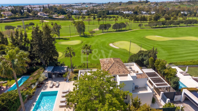 Lujo en golf en primera línea: villa andaluza moderna con vistas panorámicas en Los Naranjos