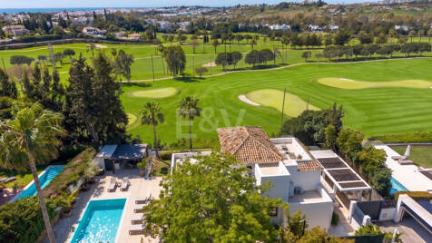 Lujo en golf en primera línea: villa andaluza moderna con vistas panorámicas en Los Naranjos