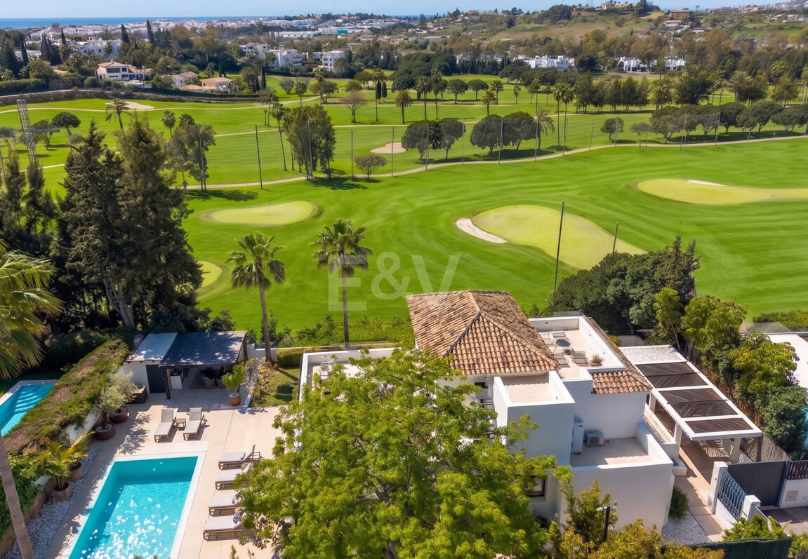 Frontline Golf Luxury: nowoczesna willa Andaluzjańska z panoramicznymi widokami w Los Naranjos