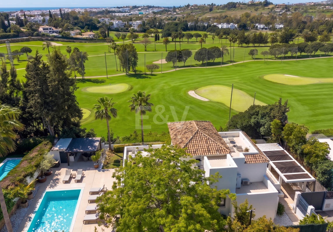 Frontline Golf Luxury: Modern Andalusian Villa with Panoramic Views in Los Naranjos Golf, Nueva Andalucia