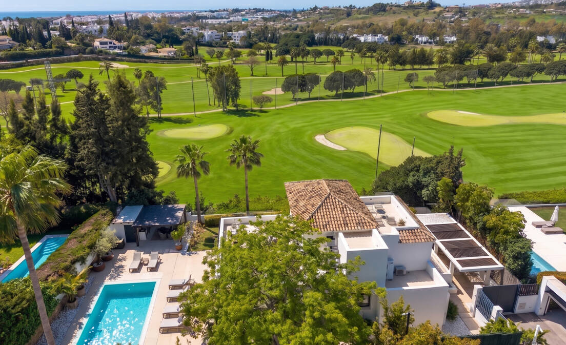Frontline Golf Luxury: nowoczesna willa Andaluzjańska z panoramicznymi widokami w Los Naranjos