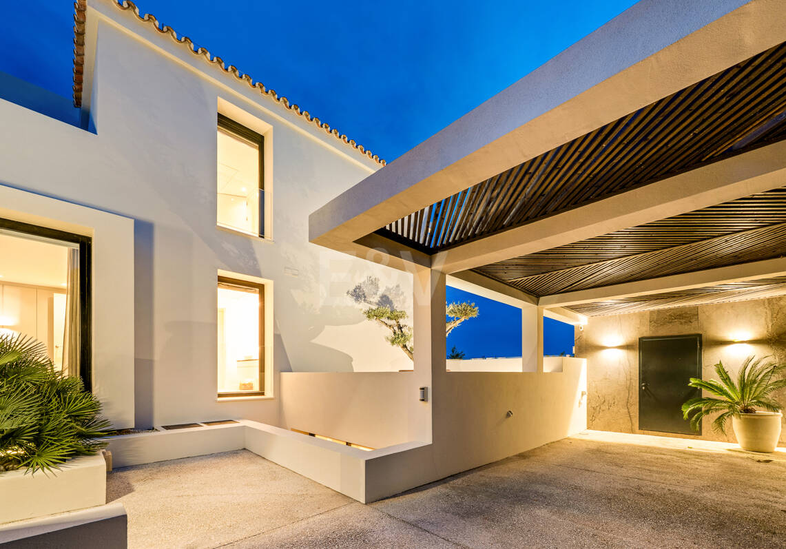 Frontline Golf Luxury: Modern Andalusian Villa with Panoramic Views in Los Naranjos Golf, Nueva Andalucia