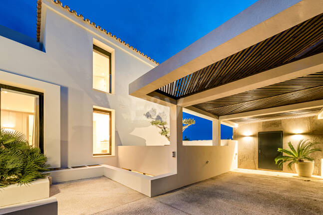 Golf-Luxus in erster Reihe: Moderne andalusische Villa mit Panoramablick in Los Naranjos