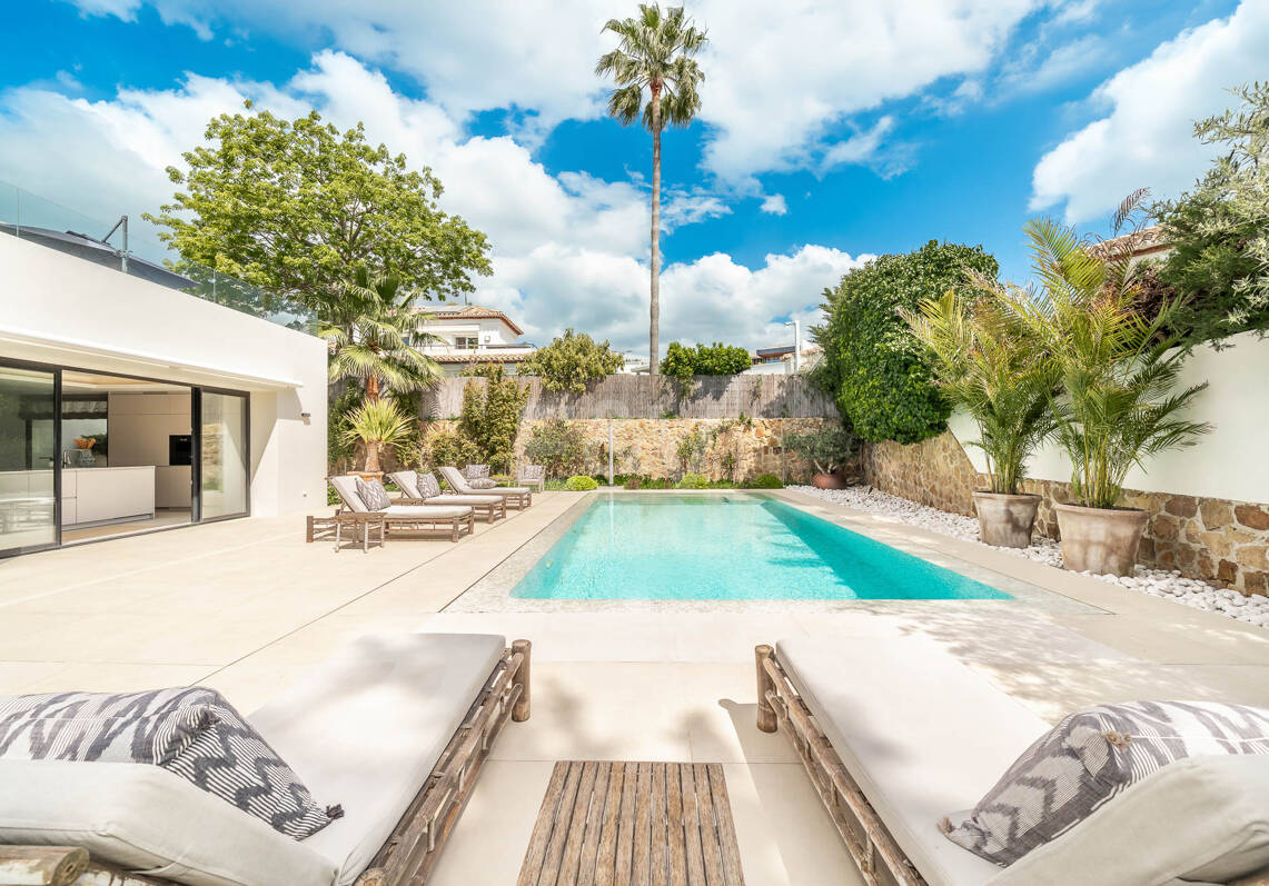 Frontline Golf Luxury: Modern Andalusian Villa with Panoramic Views in Los Naranjos Golf, Nueva Andalucia