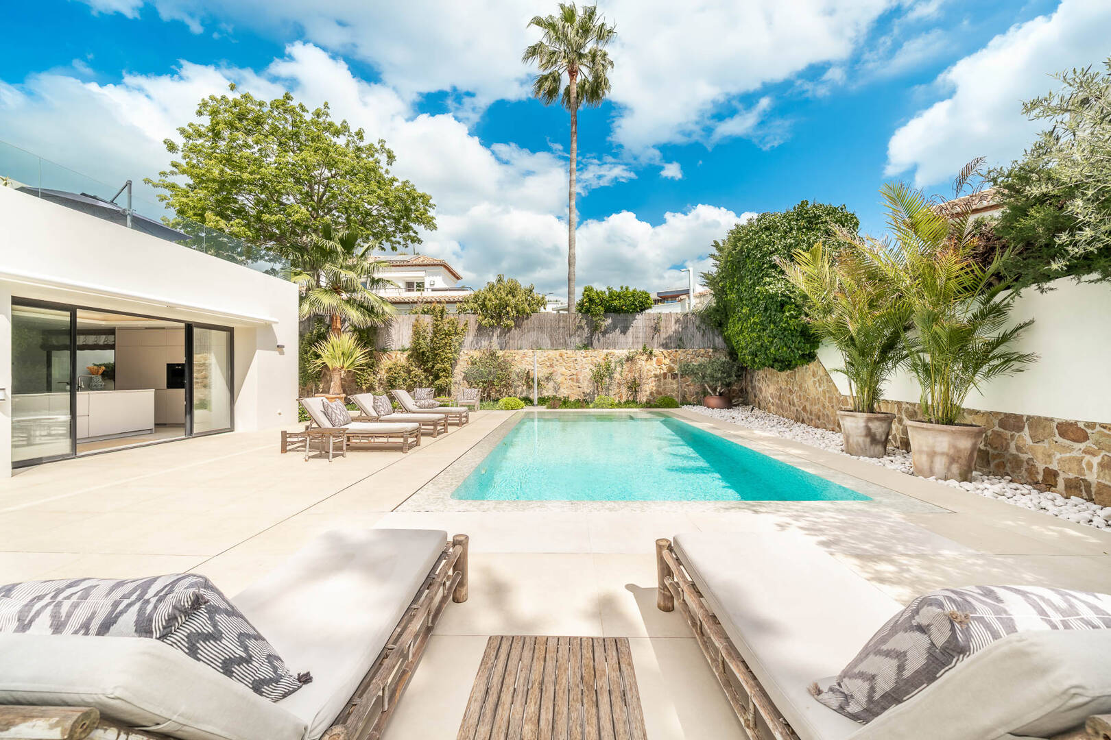 Golf-Luxus in erster Reihe: Moderne andalusische Villa mit Panoramablick in Los Naranjos