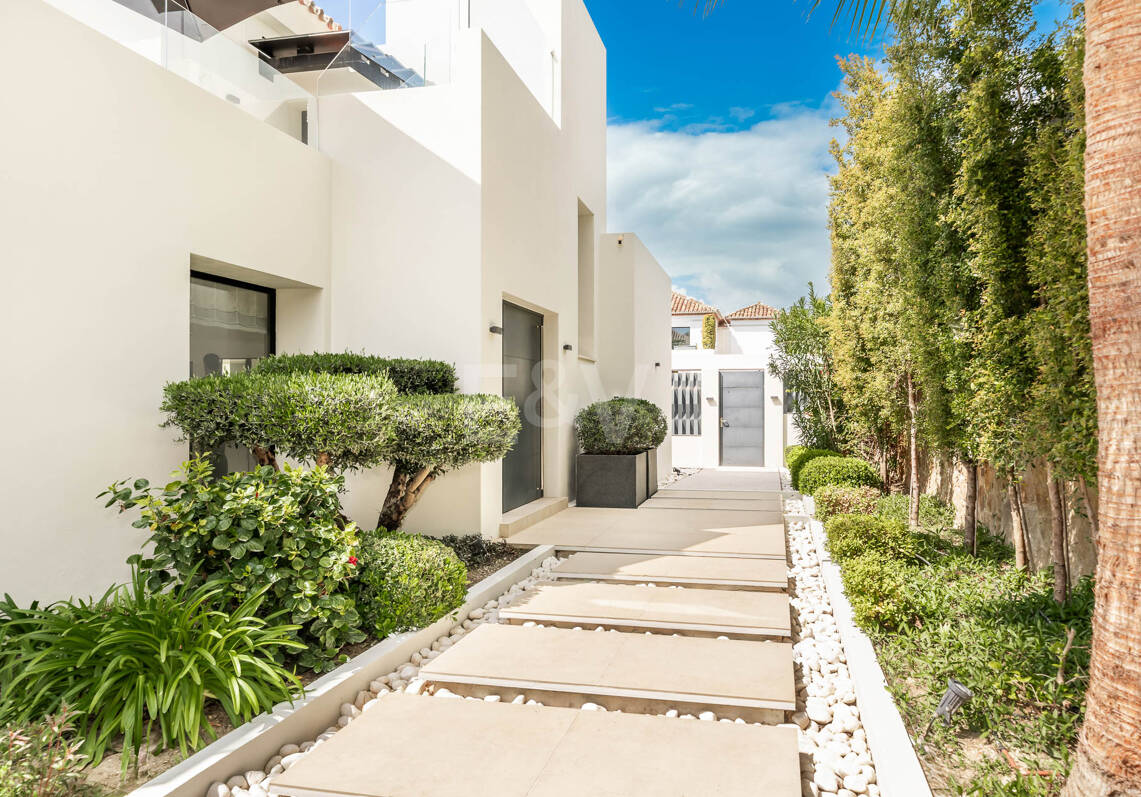 Frontline Golf Luxury: Modern Andalusian Villa with Panoramic Views in Los Naranjos Golf, Nueva Andalucia