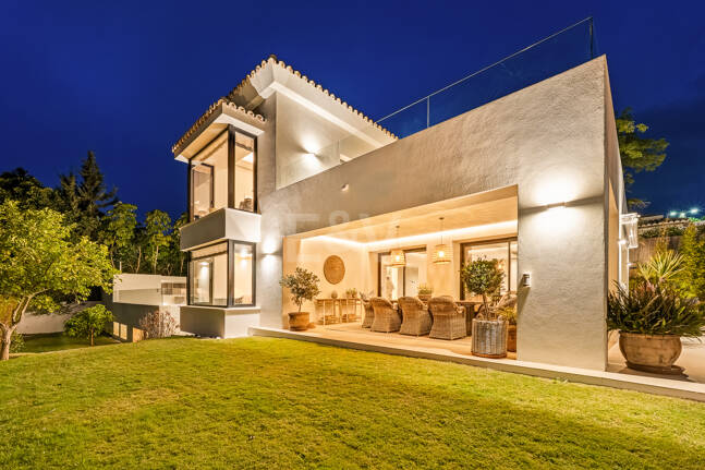 Golf-Luxus in erster Reihe: Moderne andalusische Villa mit Panoramablick in Los Naranjos