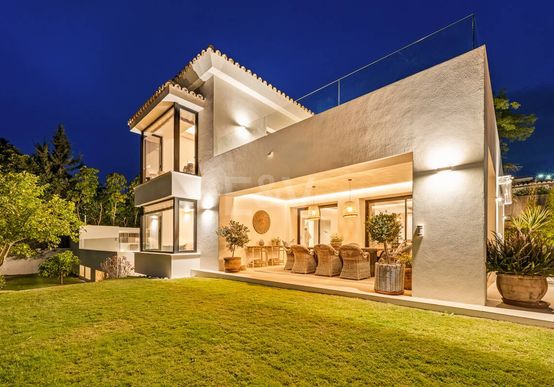 Frontline Golf Luxury: Modern Andalusian Villa with Panoramic Views in Los Naranjos Golf, Nueva Andalucia