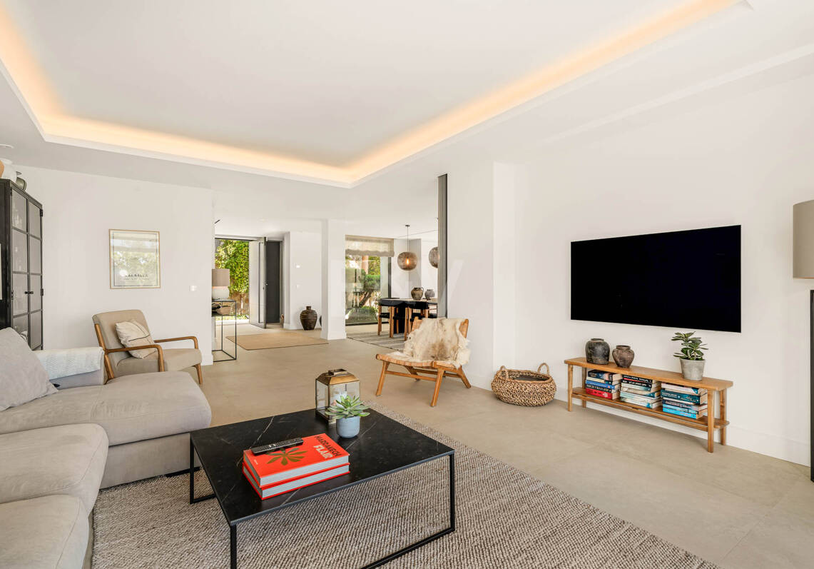 Frontline Golf Luxury: Modern Andalusian Villa with Panoramic Views in Los Naranjos Golf, Nueva Andalucia