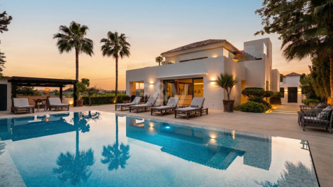 Golf-Luxus in erster Reihe: Moderne andalusische Villa mit Panoramablick in Los Naranjos